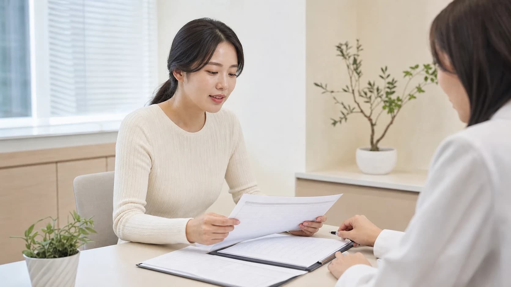 자연임신 준비 기록을 의료진과 함께 살펴보는 난임 상담