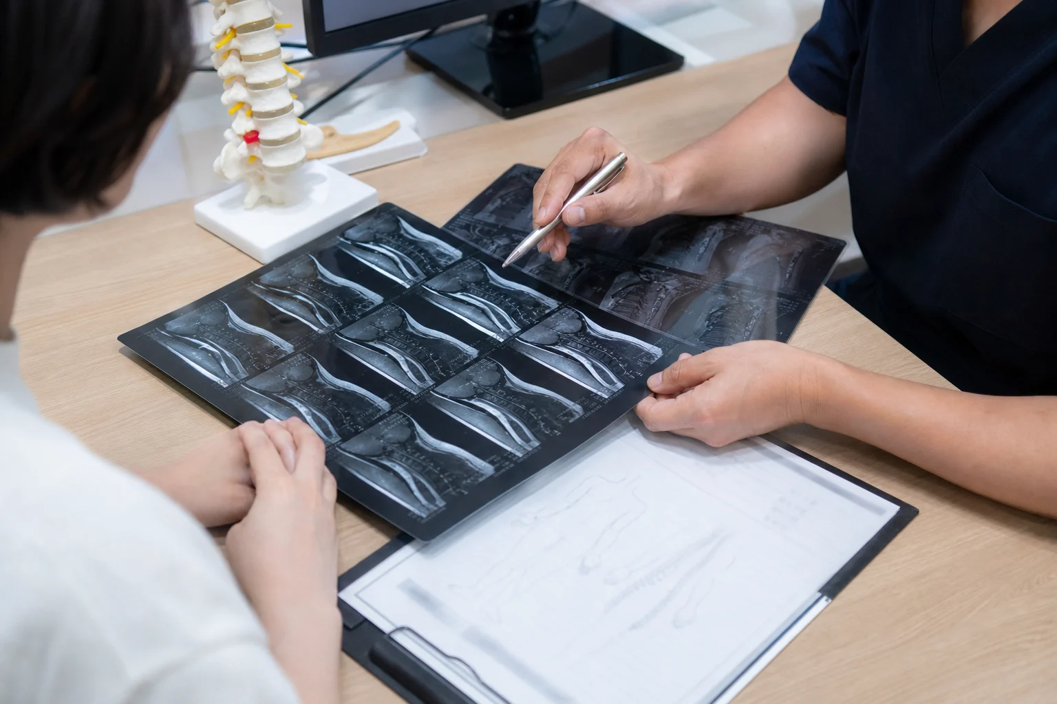 경추협착증 진료 체크포인트에서 MRI 기록과 문진 자료를 확인하는 국내 한의원 장면