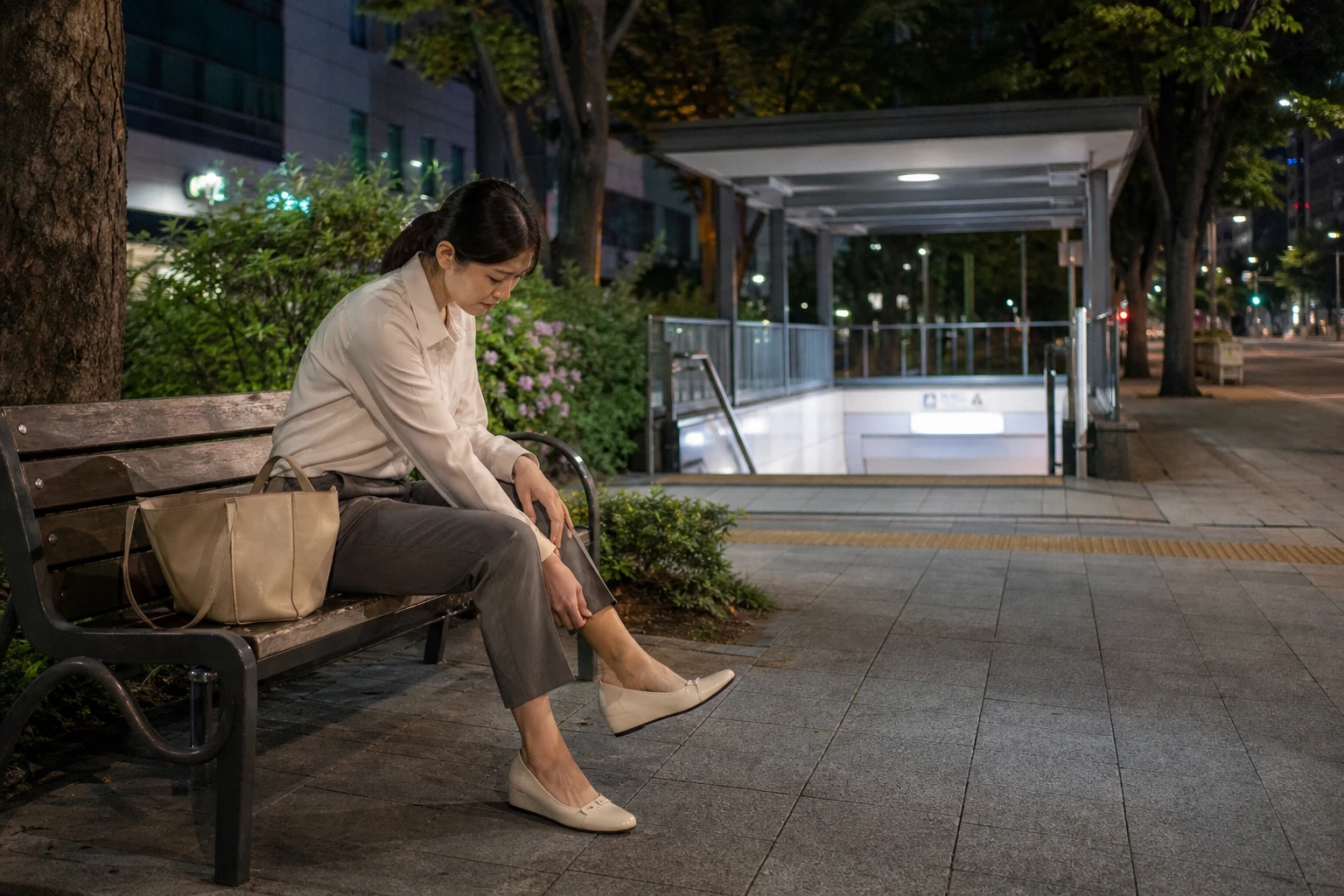 부종 진료 전 증상과 검사·기록을 확인하는 장면
