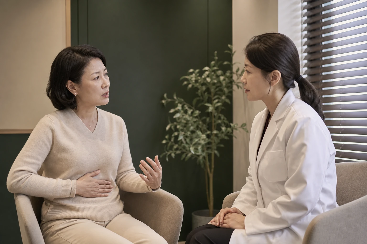 위하수/위마비로 겪는 불편을 상담하는 환자와 의료진