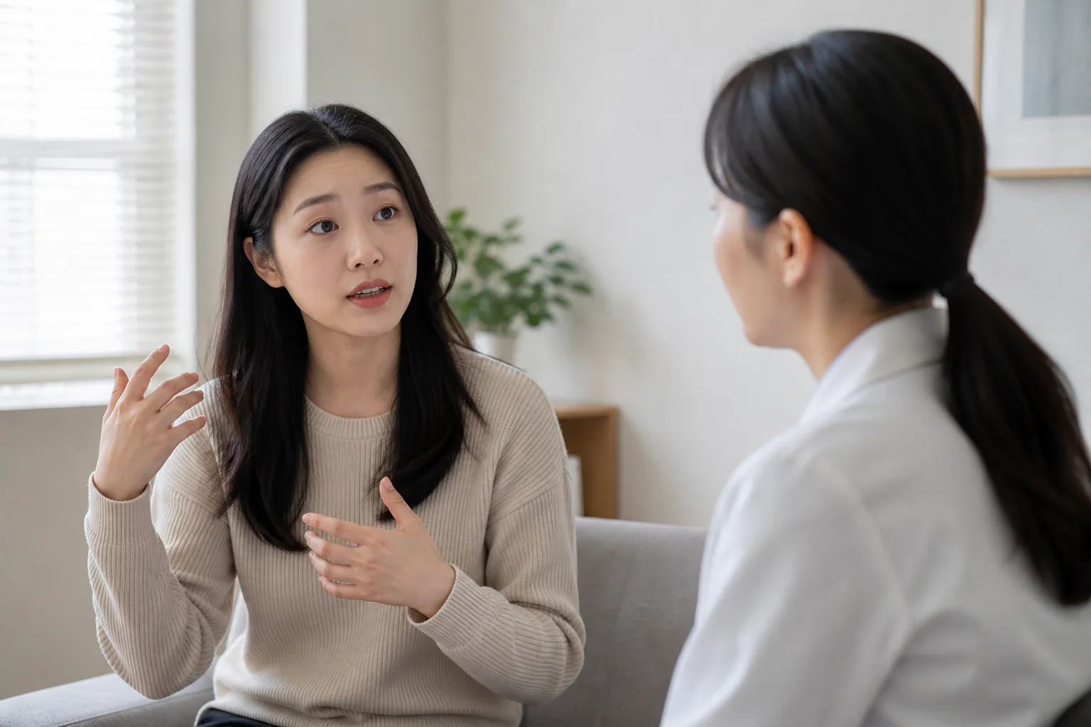 어지럼·두근거림 등 몸의 불편을 이야기하는 상담을 표현한 장면