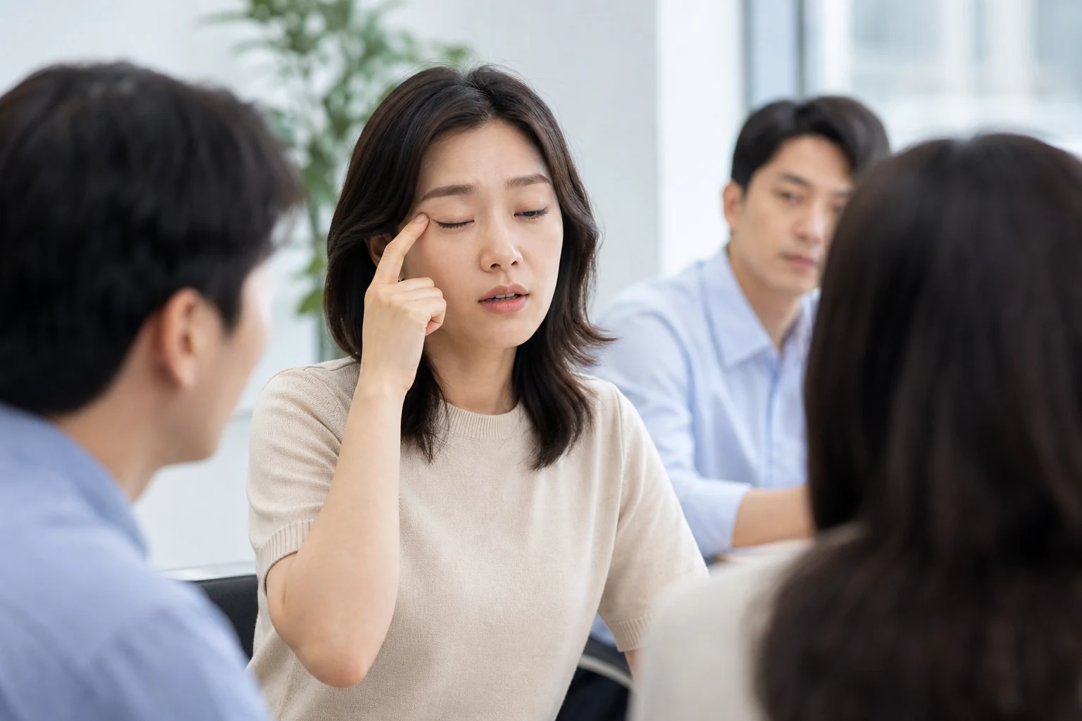 눈꺼풀 떨림으로 겪는 불편을 상담하는 환자와 의료진