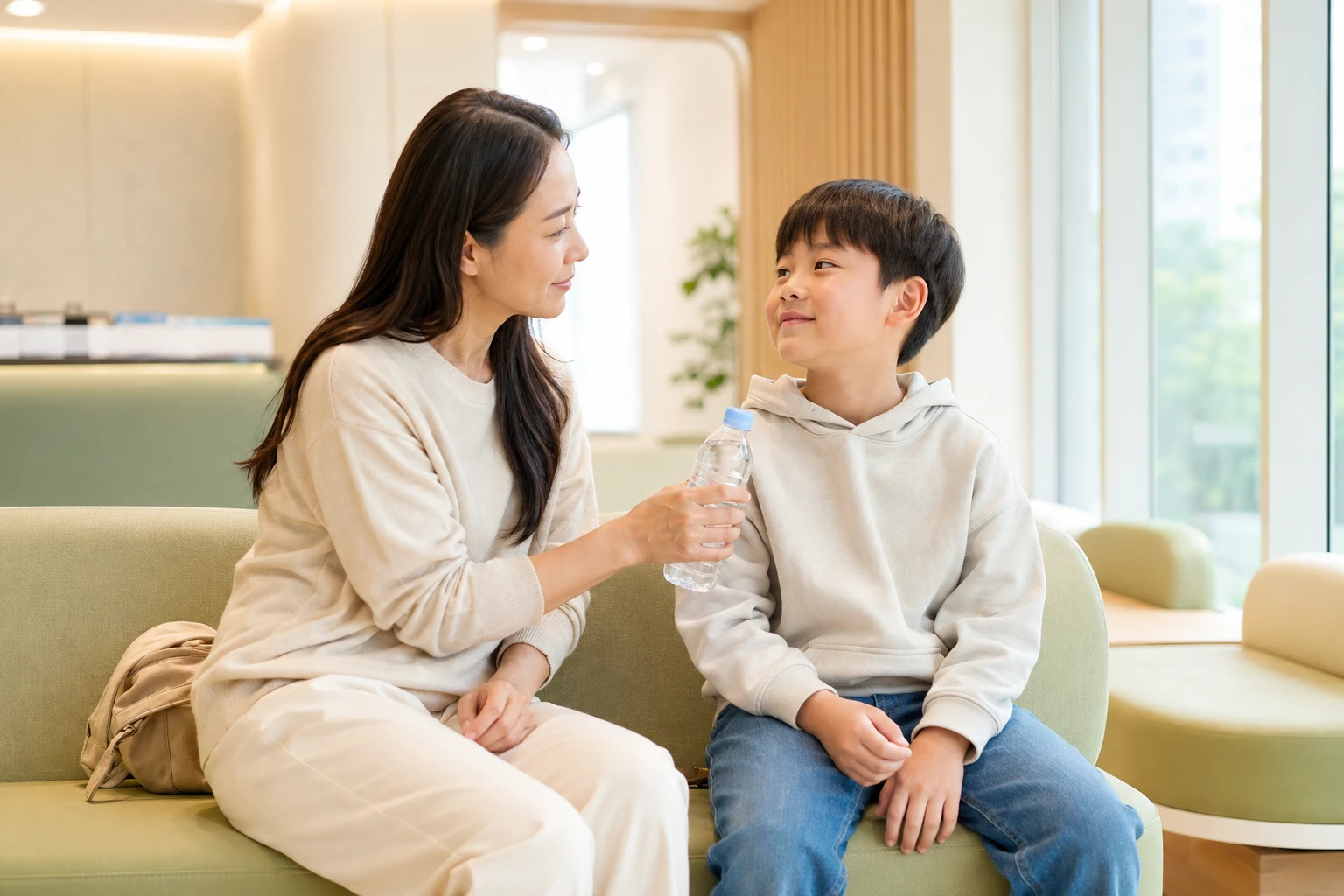 폐렴 뒤 회복 상태를 확인하러 온 아이에게 보호자가 물을 건네는 장면