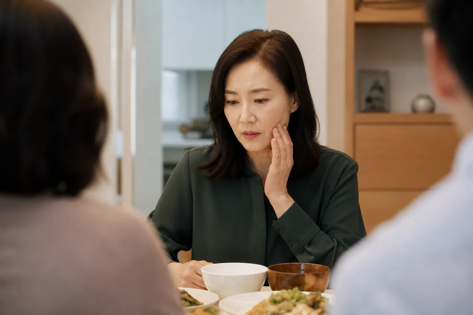 안면부통증으로 가족과 식사하다 한쪽 볼을 짚고 씹기를 멈춘 환자