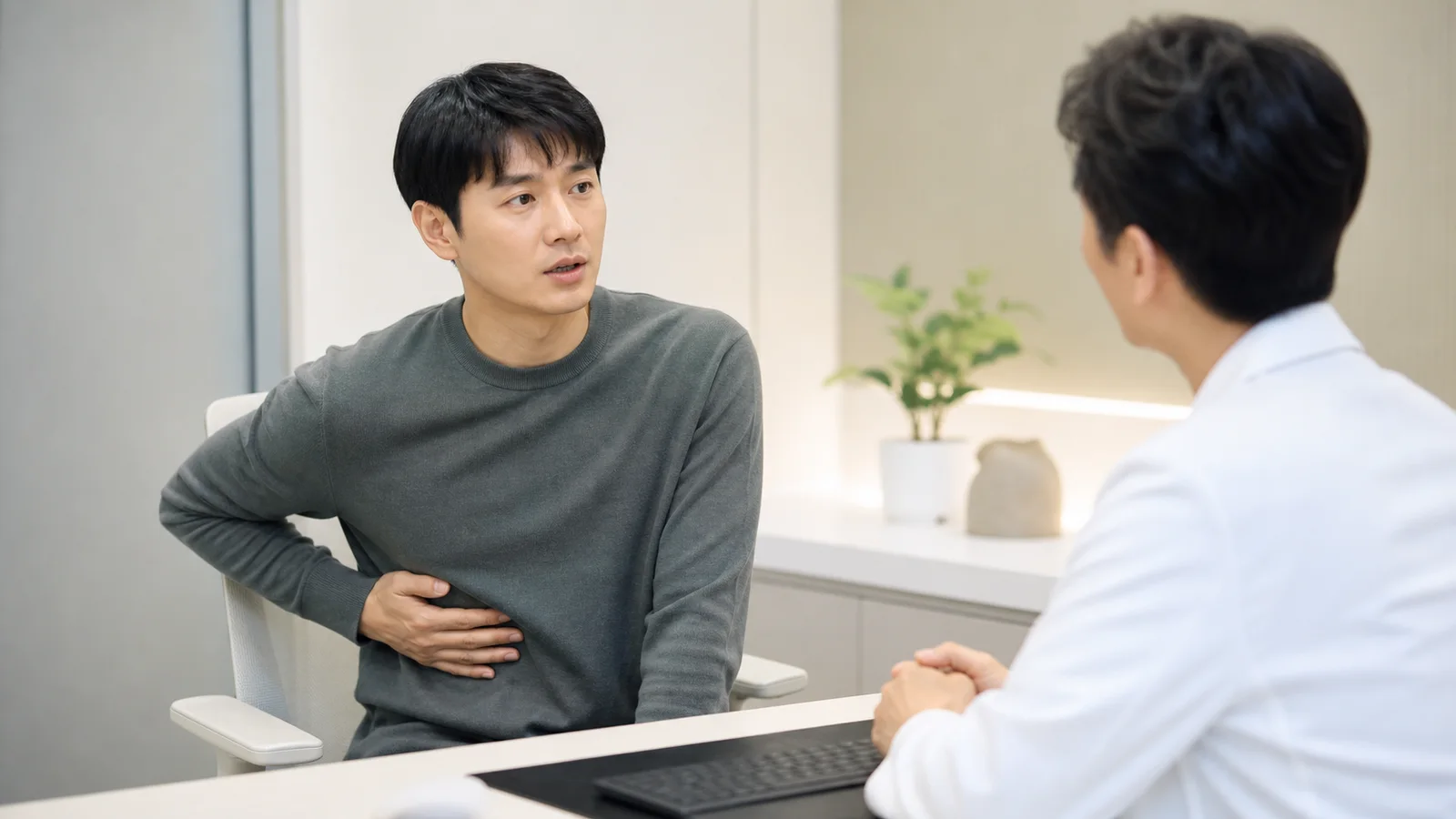늑골염좌 환자가 국내 한의원 진료실에서 갈비뼈 주변 통증 상담을 시작하는 장면