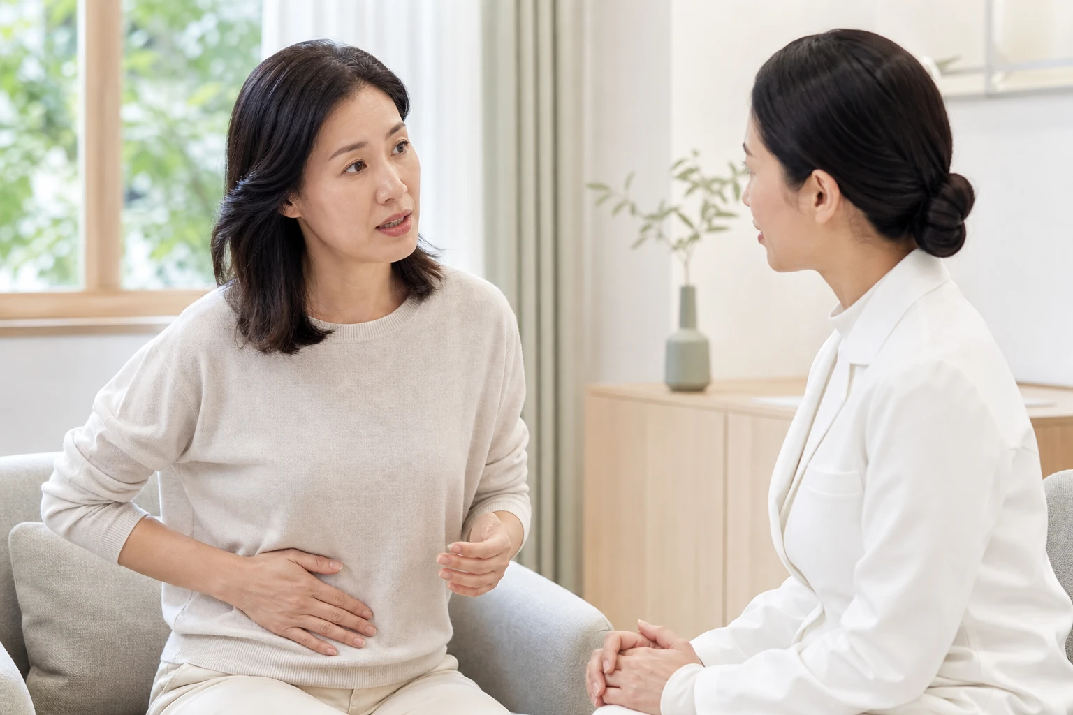 궤양성 대장염으로 겪는 불편을 상담하는 환자와 의료진