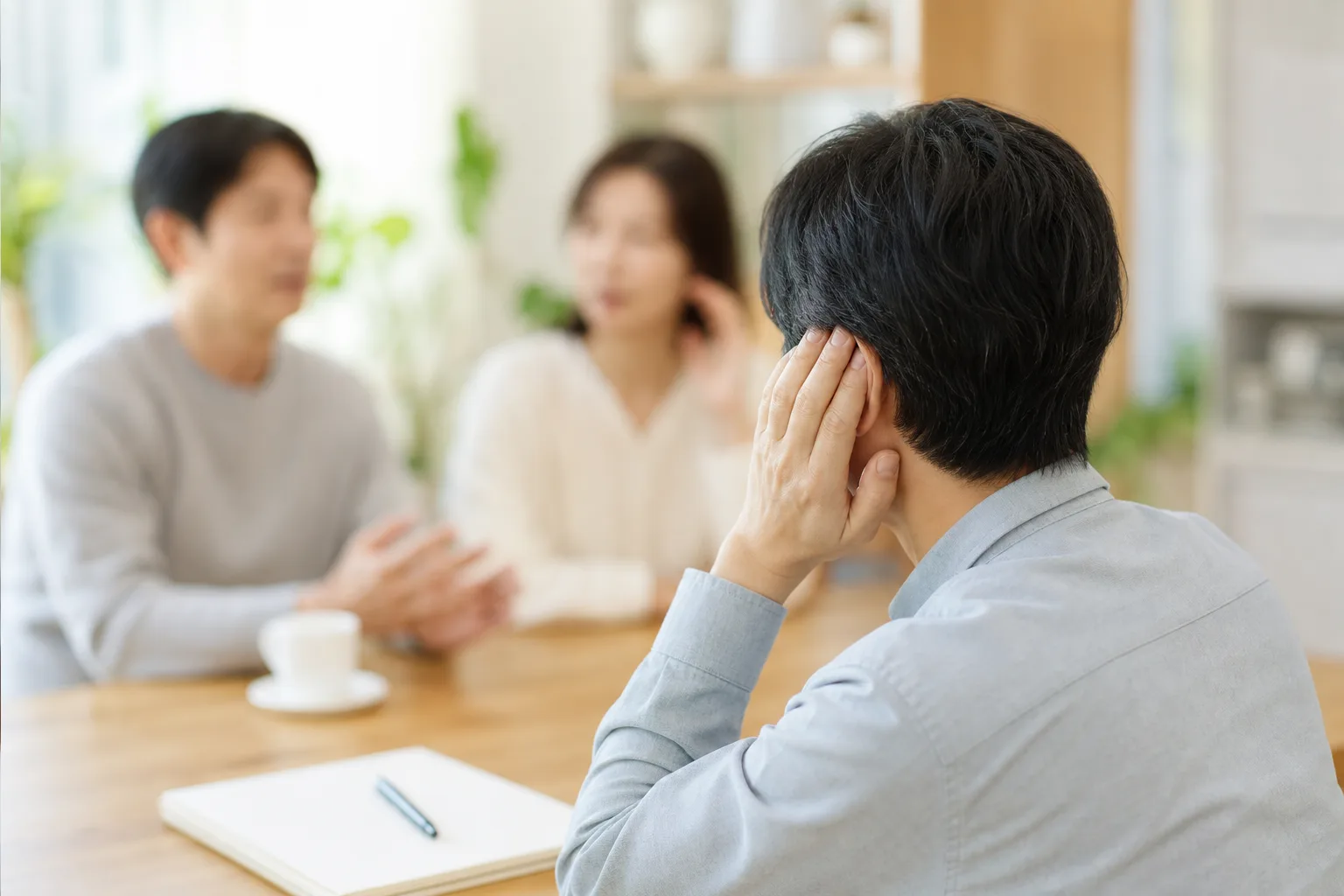 청력검사는 괜찮지만 소음 속 대화를 놓치는 환자가 가족 대화를 듣는 장면