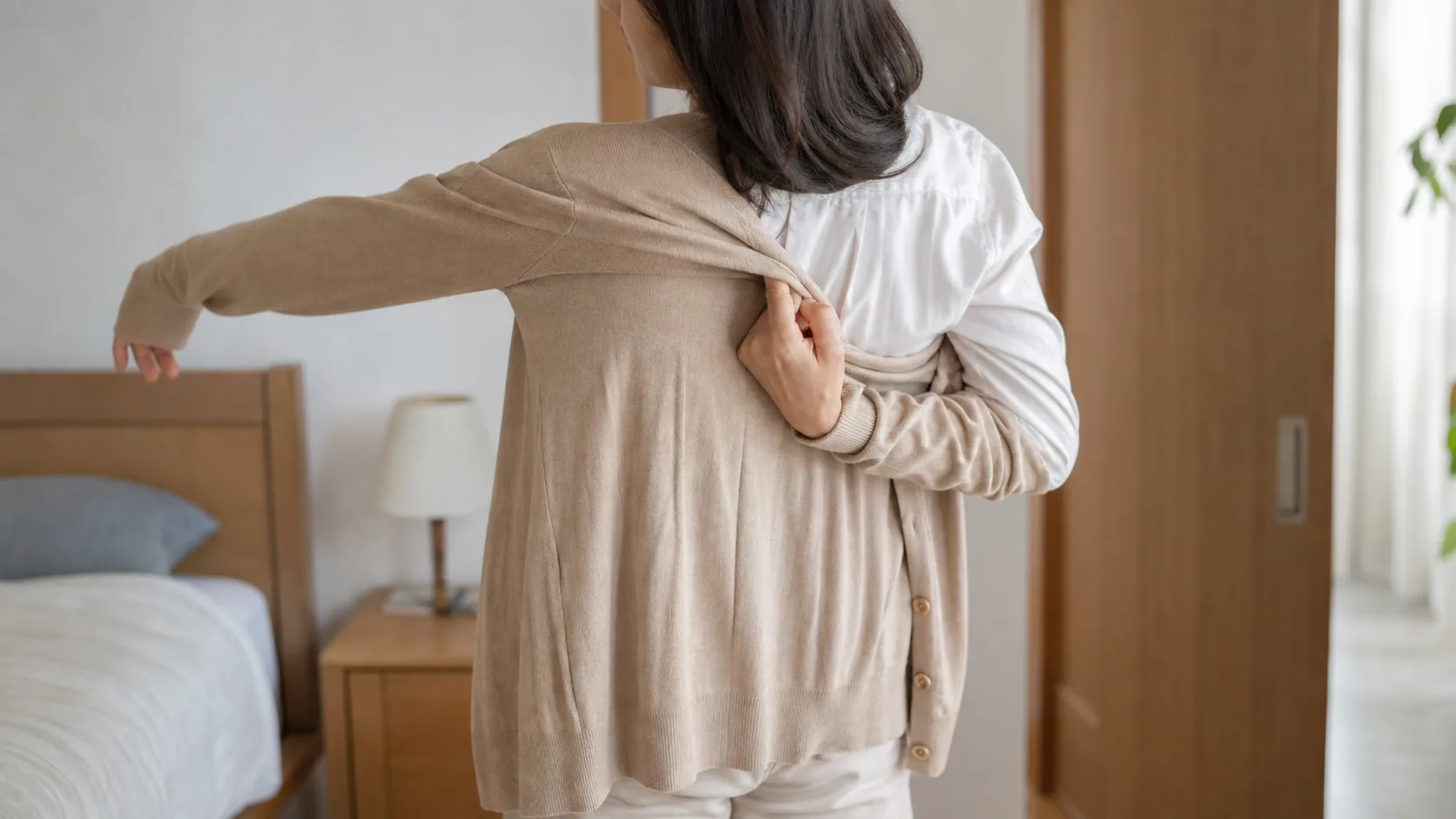 오십견 치료 뒤에도 뒤로 손이 안 돌아가 옷 입기 불편을 상담하려는 장면
