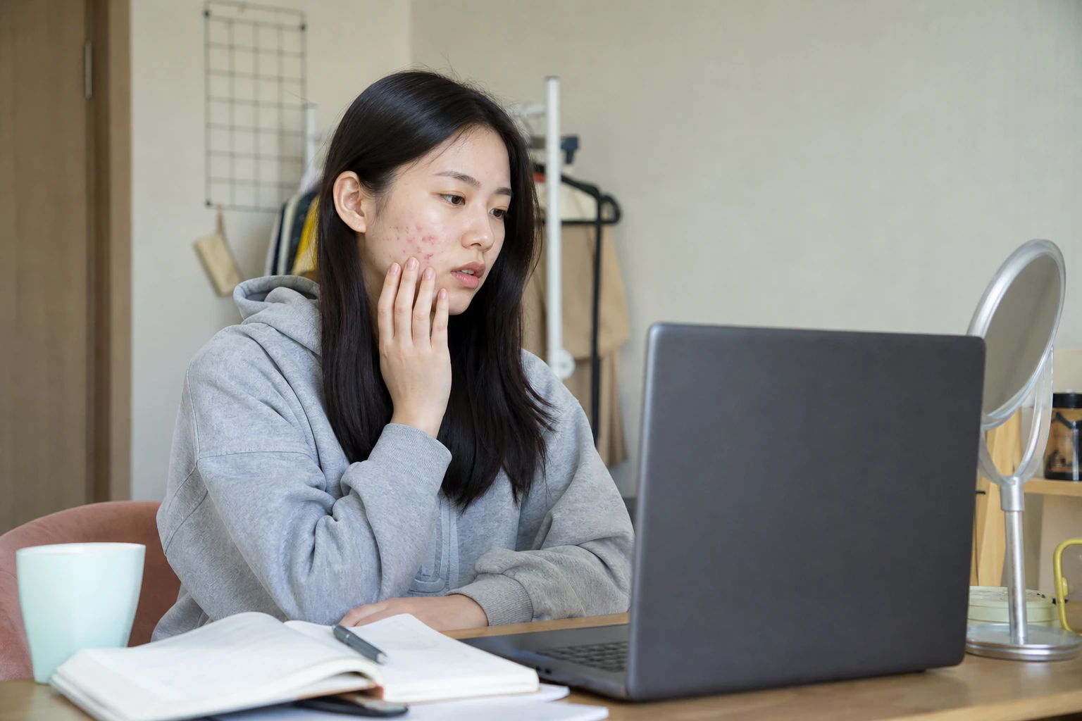 온라인 수업을 시작하려다 볼의 여드름이 신경 쓰여 잠시 멈춘 환자